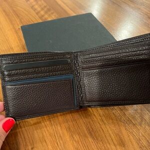 Tumi Wallet *Brand New* - center flip ID passcase Brown. Original packaging